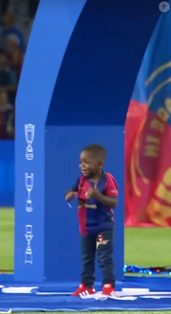 O menino acompanha de perto os momentos mais importantes da carreira do irmão mais velho, inclusive as comemorações de títulos como La Liga, e se tornou presença constante nas celebrações de Lamine Yamal com a seleção da Espanha