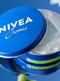 O creme Nivea não serve apenas para hidratar a pele: 5 usos pouco conhecidos da famosa latinha azul