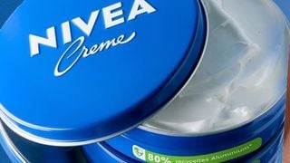 O creme Nivea não serve apenas para hidratar a pele: 5 usos pouco conhecidos da famosa latinha azul