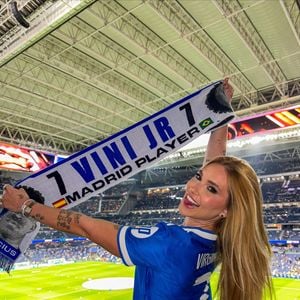 Virgínia homenageou o namorado com uma faixa contendo seu rosto, nome e ainda uma camiseta do Real Madrid