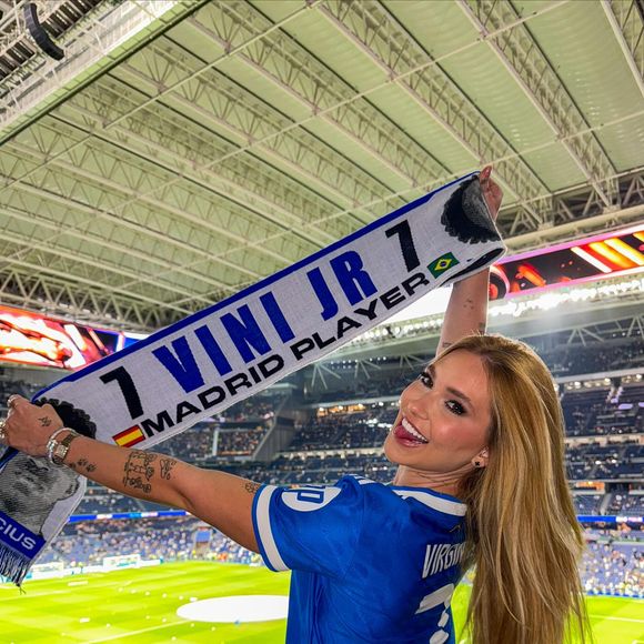 Virgínia homenageou o namorado com uma faixa contendo seu rosto, nome e ainda uma camiseta do Real Madrid