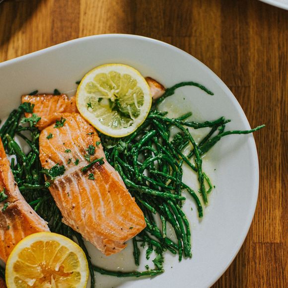 Peixes gordurosos, como salmão, sardinha e cavala, contêm altos níveis de ácidos graxos ômega-3, que podem ser úteis no controle do estresse