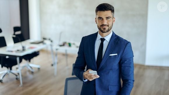 Em ambientes de trabalho formais, os tênis de couro são muito bem-vindos, pois têm linhas bem definidas, estruturadas e naturalmente sofisticadas