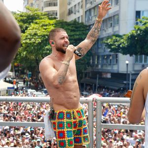 O cantor Diogo Nogueira exibiu seu peitoral definido em um look de tricô, cheio de estilo, além de tênis branco para garantir mais conforto.