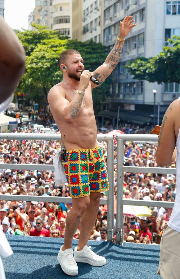 O cantor Diogo Nogueira exibiu seu peitoral definido em um look de tricô, cheio de estilo, além de tênis branco para garantir mais conforto.