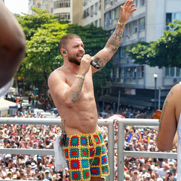 O cantor Diogo Nogueira exibiu seu peitoral definido em um look de tricô, cheio de estilo, além de tênis branco para garantir mais conforto.