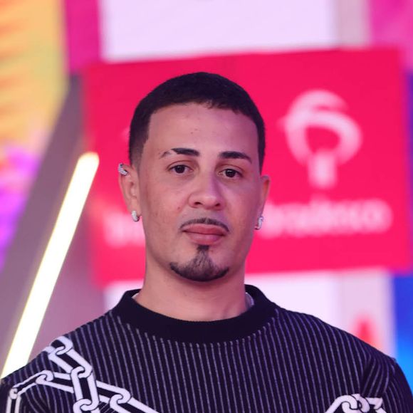 Nas redes sociais, o vídeo rapidamente atraiu críticas. Diversos usuários expressaram seu descontentamento, destacando a importância da correta utilização dos pronomes, especialmente em relação à comunidade LGBTQIA+.