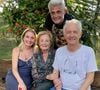 Glória Menezes posa ao lado dos três filhos, Tarcísio Filho, Maria Amélia Brito e João Paulo Brito. A atriz morreu aos 91 anos nesta terça-feira (18)