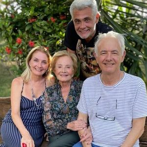 Glória Menezes posa ao lado dos três filhos, Tarcísio Filho, Maria Amélia Brito e João Paulo Brito. A atriz morreu aos 91 anos nesta terça-feira (18)
