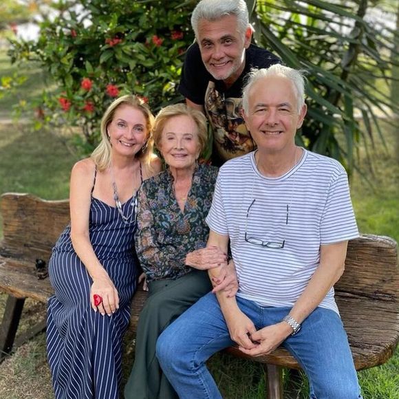Glória Menezes posa ao lado dos três filhos, Tarcísio Filho, Maria Amélia Brito e João Paulo Brito. A atriz morreu aos 91 anos nesta terça-feira (18)
