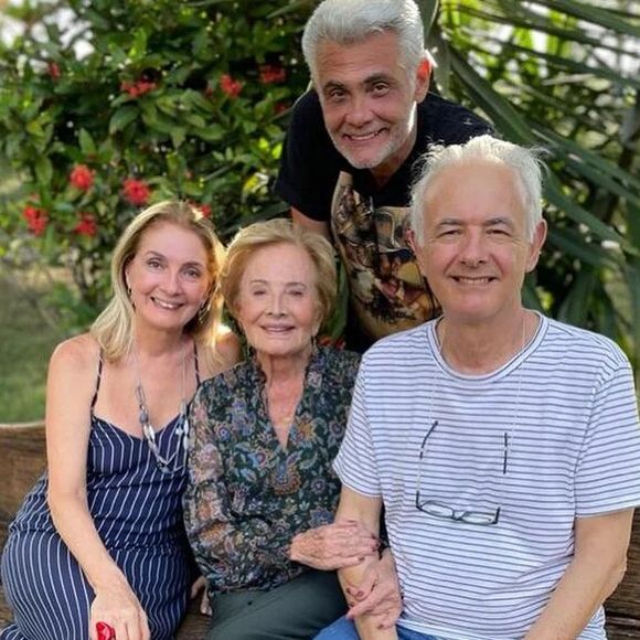 Glória Menezes posa ao lado dos três filhos, Tarcísio Filho, Maria Amélia Brito e João Paulo Brito. A atriz morreu aos 91 anos nesta terça-feira (18)