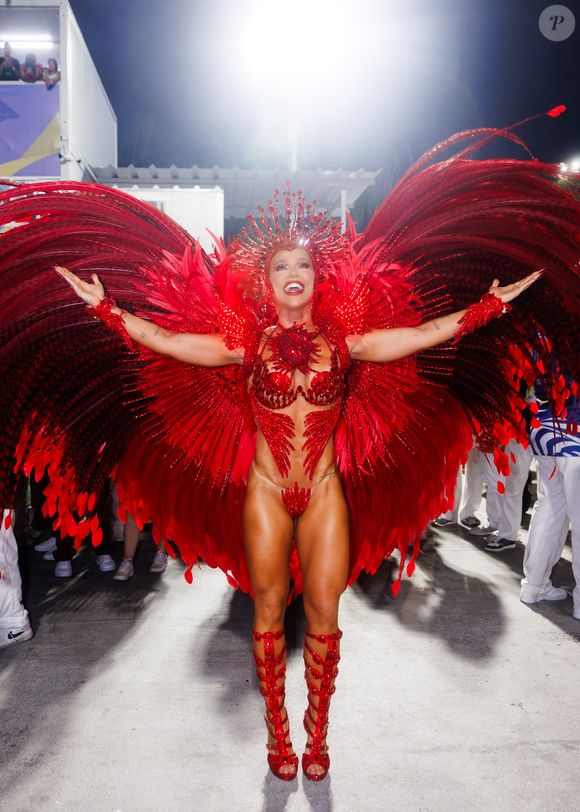 Virgínia Fonseca desfilou pela Grande Rio usando uma fantasia vermelha representando o coração da bateria