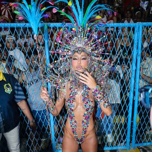 Sabrina Sato esbanjou simpatia durante sua passagem pelo desfile da Vila Isabel