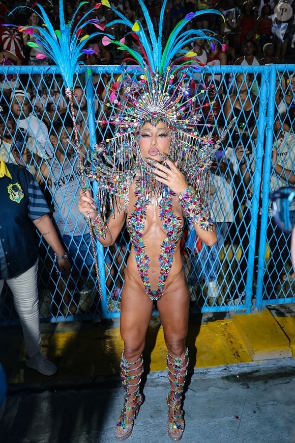 Sabrina Sato esbanjou simpatia durante sua passagem pelo desfile da Vila Isabel