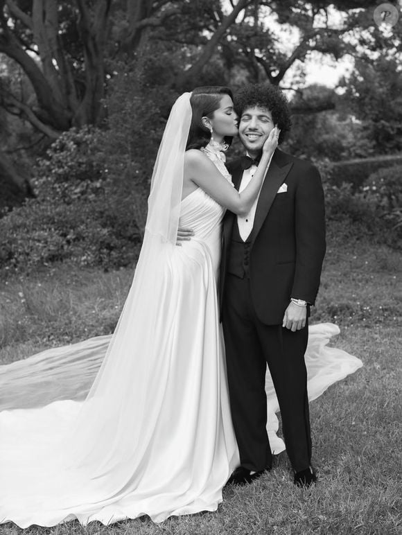 Selena Gomez surpreende ao usar três vestidos de noiva em casamento com Benny Blanco