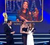 Patrícia Abravanel recebeu a estatueta das mãos de Luciana Gimenez e Celso Portiolli