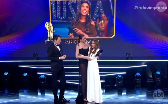 Patrícia Abravanel recebeu a estatueta das mãos de Luciana Gimenez e Celso Portiolli