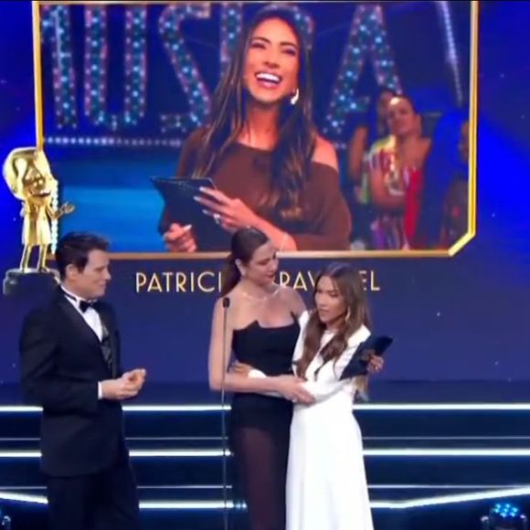 Patrícia Abravanel recebeu a estatueta das mãos de Luciana Gimenez e Celso Portiolli