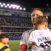 'A paixão da vida dele': filha de Neymar e Bruna Biancardi, Mavie dá show de simpatia em campo e vira amuleto do jogador em vitória do Santos