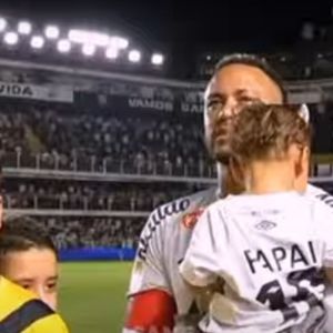 'A paixão da vida dele': filha de Neymar e Bruna Biancardi, Mavie dá show de simpatia em campo e vira amuleto do jogador em vitória do Santos