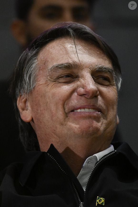 Jair Bolsonaro foi preso para manter a ordem pública após seu filho convocar uma vigília na frente do condomínio onde o ex-presidente cumpria prisão domiciliar