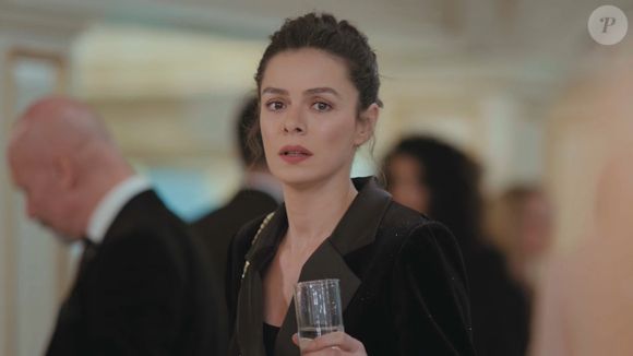 Resumo dos próximos capítulos da novela 'Força de Mulher': Bahar é obrigada por Cem a usar a bolsa que ele lhe deu.