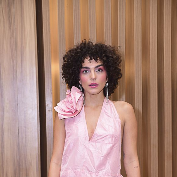 Julia Konrad aparece como inspiração para quem tem cabelos cacheados e deseja apostar no chanel com franja. O corte fica na altura do queixo e ganha uma proposta mais moderna e movimentada com a franja
