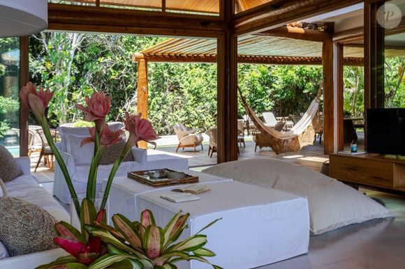 Casa de Heloísa Périssé tem amplo espaço e vasta circulação de ar fresco