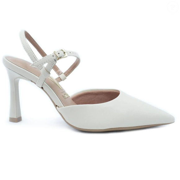 Inspirado em um visual que lembra o estilo icônico de Lady Di, o Scarpin Vizzano Traseiro Aberto Salto Médio surge como alternativa acessível para quem busca elegância no dia a dia