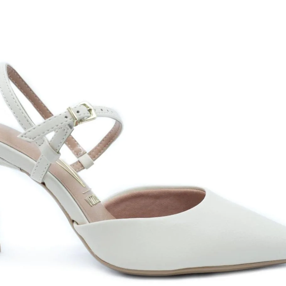 Inspirado em um visual que lembra o estilo icônico de Lady Di, o Scarpin Vizzano Traseiro Aberto Salto Médio surge como alternativa acessível para quem busca elegância no dia a dia
