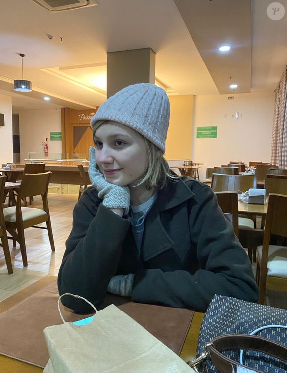 A influenciadora Isabel Veloso foi extubada após um período delicado na UTI. O avanço no quadro de saúde foi celebrado pelo pai em mensagem emocionante no Natal