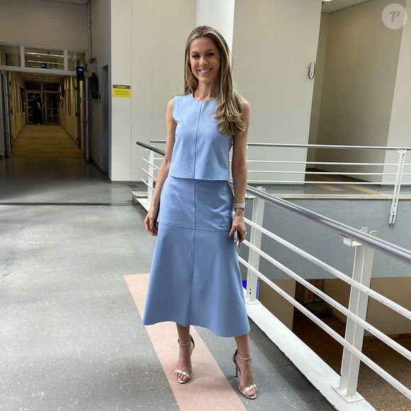 Jornalista da Globo, Jaqueline Brazil apostou em look composto por saia e camisa sem mangas em azul candy color e sandália de salto off-white para o 'Jornal Hoje'.