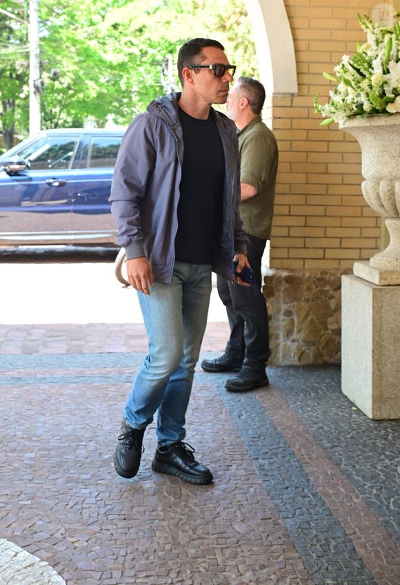 Marcus Buaiz esteve na missa de 7º dia da filha de Schynaider Moura, Anne-Marie; adolescente de 16 anos morreu em 20 de setembro de 2025 após parada cardíaca