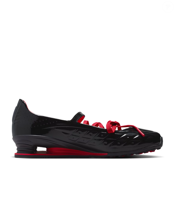 Os Nike Shox Z Calistra x LABELHOOD acompanham três pares de atacadores, incluindo versões em couro, tecido vermelho e cetim