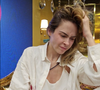 Nesta segunda-feira (20), Ana Paula Renault gravou seu raio-x e comentou sobre o falecimento do pai