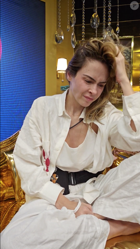 Nesta segunda-feira (20), Ana Paula Renault gravou seu raio-x e comentou sobre o falecimento do pai