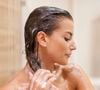 O cabelo cai durante o banho, mas o shampoo não é o culpado; especialista explica o que realmente acontece com os fios