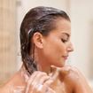O cabelo cai durante o banho, mas o shampoo não é o culpado; especialista explica o que realmente acontece com os fios