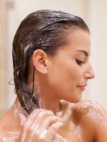 O cabelo cai durante o banho, mas o shampoo não é o culpado; especialista explica o que realmente acontece com os fios