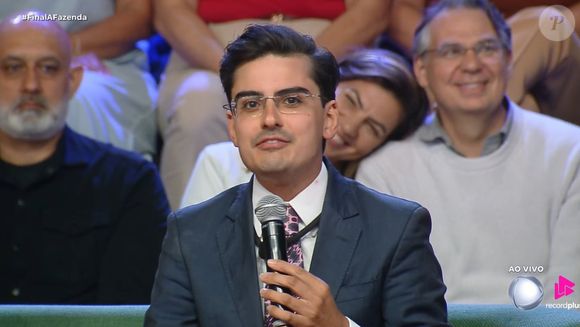 Dudu Camargo disse em podcast que apresentador havia fugido do país por temer investigação a famosos que teriam feito ataques ao Banco Central após a liquidação do Banco Master, enquanto a imagem de Luiz Bacci era exposta