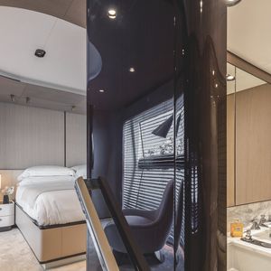 Interior da lancha de Cristiano Ronaldo tem decoração sofisticada e iluminação natural privilegiada