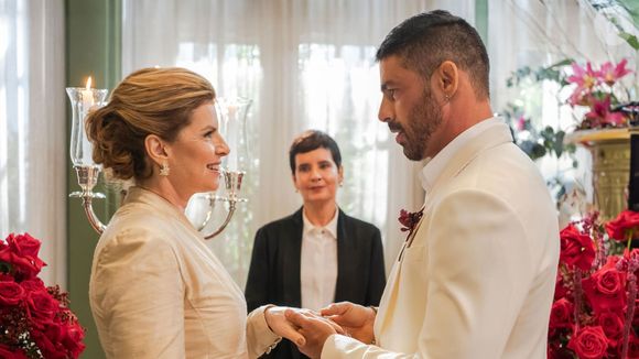 Casamento de Odete Roitman (Débora Bloch) e César (Cauã Reymond) em 'Vale Tudo' é uma das novidades escritas por Manuela Dias
