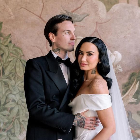 As madrinhas de Demi Lovato usaram vestidos pretos da Birdy Grey no casamento da cantora com Jutes, realizado em Santa Barbara, na Califórnia