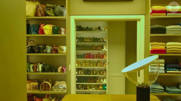 Este é o closet de Taís Araújo e Lázaro Ramos, repleto de looks, tênis e bolsas valiosas