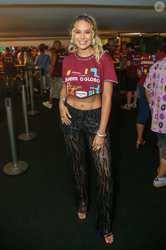 Última eliminada do 'BBB 26', Sarah Andrade customizou um abadá e elegeu uma calça transparente para curtir a folia