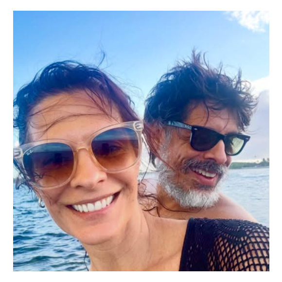 Helena Ranaldi ao lado do namorado, o também ator Daniel Alvim