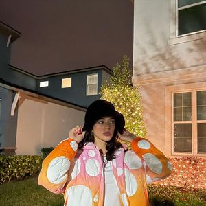 Jaqueta no inverno: Bruna Marquezine investe em peça-chave da estação; modelo puffer e de couro são muito usadas.