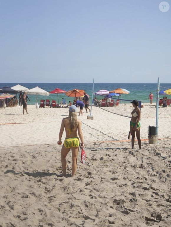 Fora do Top 6 do Carnaval, Virgínia Fonseca ignorou o clima de frustração e surgiu relaxando na praia carioca; imagens repercutiram entre internautas