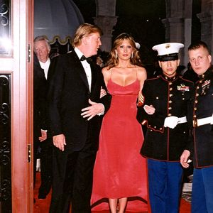 Donald Trump e a modelo Melania Trump em 2005: com vestido vermelho extravagante, a modelo foi ao Baile da Cruz Vermelha com o marido