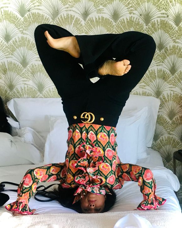 Salma Hayek revelou à People que aprendeu a yoga restaurativa e incorporou a prática em seu dia a dia para tonificar os músculos